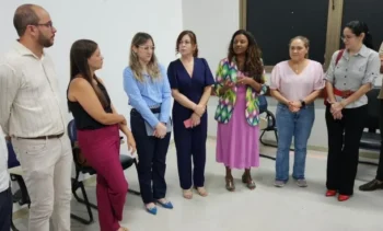 Representantes da UFT, do Hospital Geral de Palmas (HGP) e avaliadoras do MEC durante o processo de avaliação do primeiro Programa de Residência Multiprofissional em Saúde da Universidade. Da direita para a esquerda: Dr. Ermilton Parente Junior, diretor técnico do HGP; Hellysmarda Teixeira, diretora-geral do HGP; Quézia de Melo, avaliadora do MEC; Maria do Socorro Sarmento, avaliadora do MEC; profa. Santana, reitora da UFT; profa. Araída Dias, coordenadora da Coremu/UFT; e profa. Lina Agudelo, diretora de Pós-Graduação da UFT.