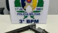 Armas foram apreendidas na casa onde homem ameaçou sua companheira - Foto: Divulgação 3º BPM