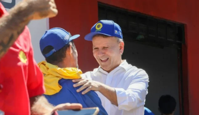 04/04/2025 - O Prefeito Eduardo Siqueira Campos visitou obras e circulou pela cidade para ouvir a população. Palmas - TO Foto: Edu Fortes