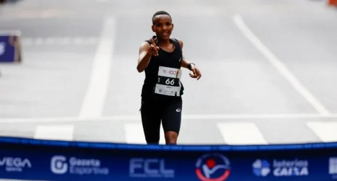 Tanzaniana Sisilia Panga venceu a prova feminina da São Silvestre 2025 - Foto: Miguel Schincariol/AFP