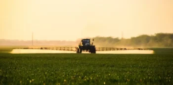 Curso traz informações sobre pulverizadores tratorizados com barras — Foto: Canva/Creative Commons