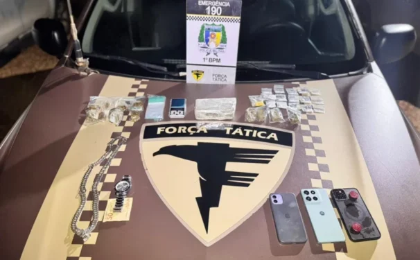 Com eles foram apreendidos 530 gramas de substância análoga a maconha, cerca de 16 gramas de substância análoga a cocaína, 05 comprimidos de ecstasy e uma balança de precisão. - Foto: ascom 1º BPM