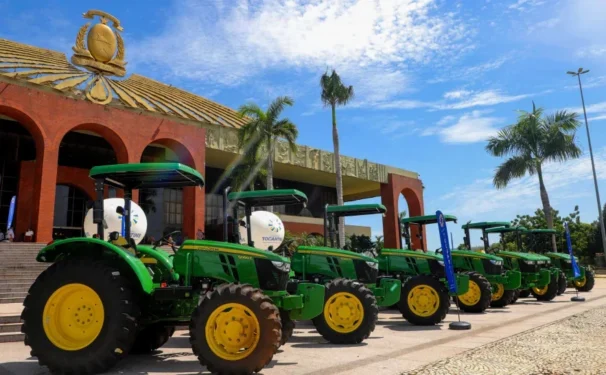 Governador Wanderlei Barbosa entrega tratores agrícolas para escolas da rede estadual, reforçando a importância do fortalecimento da educação do campo e do ensino prático - Foto: Adilvan Nogueira/Governo do Tocantins