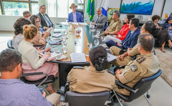Autoridades da Polícia Militar do Tocantins, órgãos de controle e representantes municipais durante reunião que consolidou a parceria interinstitucional para ampliar o PROERD em todo o estado. - Foto: Ascom TCE-TO
