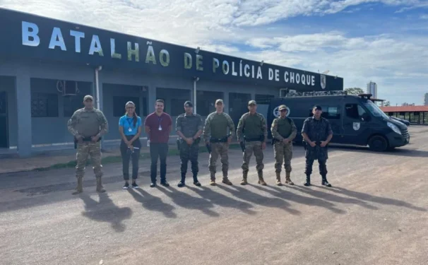 Comando do BPCHOQUE e integrantes do GOC recebem representantes do CETEA para dialogar sobre a futura implementação do projeto de cinoterapia voltado a crianças com TEA. - Foto: Ascom BPCHOQUE