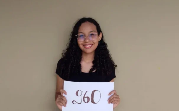 A estudante Isabella Cristina, de Araguaína, está feliz com o seu destaque na redação do Enem - Foto: Foto Divulgação/Governo do Tocantins