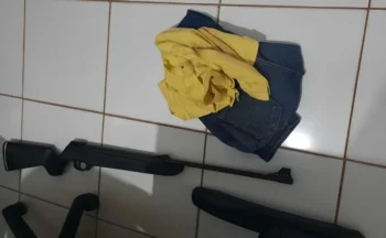 Ação policial também resultou na apreensão de uma espingarda de pressão - Foto: Divulgação 3º BPM