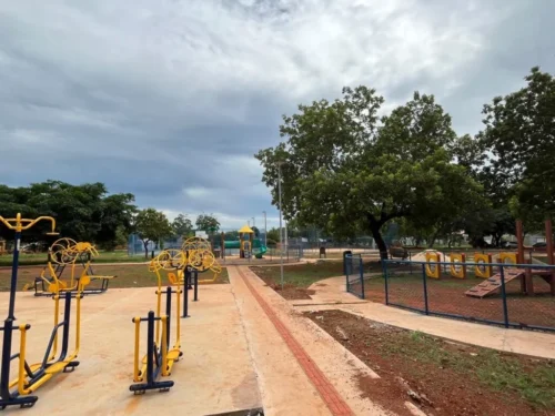 Equipamentos esportivos e de lazer já foram instalados na praça – Foto Divulgação