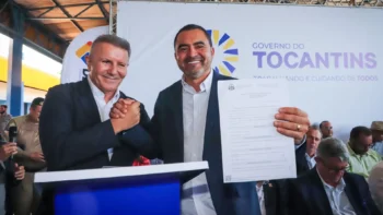 Governador Wanderlei Barbosa entregou ao prefeito Eduardo Siqueira Campos a escritura pública do terreno para construção do parque da região norte de Palmas (Crédito foto: Antonio Gonçalves /Governo do Tocantins)