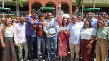 O governador Wanderlei Barbosa entrega tratores agrícolas para escolas da rede estadual, reforçando a importância do fortalecimento da educação do campo e do ensino prático, além de contribuir para a formação de mão de obra qualificada para o agronegócio no estado; Foto: Adilvan Nogueira/Governo do Tocantins