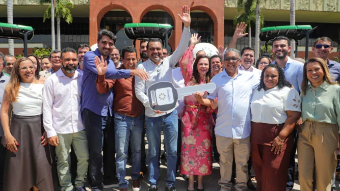 O governador Wanderlei Barbosa entrega tratores agrícolas para escolas da rede estadual, reforçando a importância do fortalecimento da educação do campo e do ensino prático, além de contribuir para a formação de mão de obra qualificada para o agronegócio no estado; Foto: Adilvan Nogueira/Governo do Tocantins