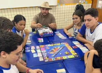 Professor Artur Parede utilizou jogos para ensinar educação financeira aos estudantes da Escola Estadual Elizângela Glória Cardoso