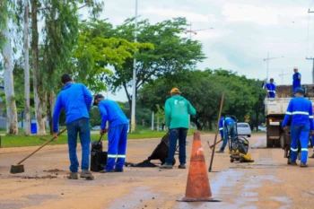 Manutenção viária na Avenida NS-04, via de grande fluxo de veículos – Foto Regiane Rocha