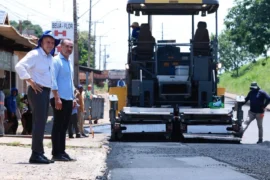 Nesta segunda-feira, 19, o prefeito Eduardo Siqueira acompanhou o andamento da obra com o secretário municipal de Infraestrutura e Habitação, Paulo Cezar Monteiro – Foto Flávio Cavalera