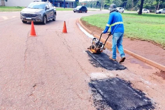 No centro da Capital, houve serviço de tapa-buracos na Av. JK com Av. NS-10 - Foto Divulgação
