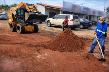 O recolhimento de grande quantidade de terra no Jardim Aureny II, nesta quinta-feira, 29 - Foto Divulgação
