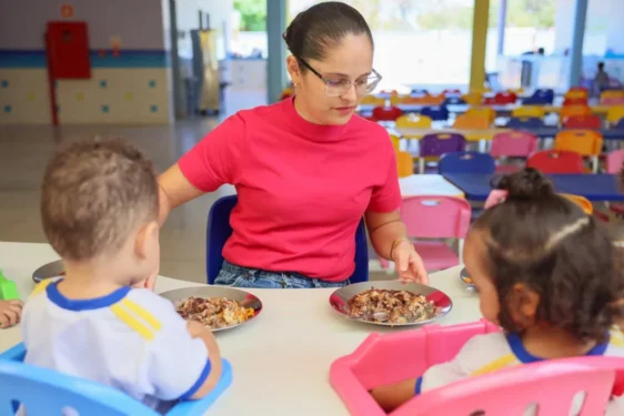 Os cardápios da alimentação escolar utilizam alimentos in natura e minimamente processados, respeitando as necessidades nutricionais de cada faixa etária – Foto Júnior Suzuki