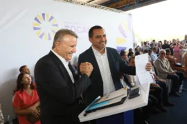 Prefeito Eduardo Siqueira Campos e governador Wanderlei Barbosa durante assinatura das licenças Foto Edu Fortes
