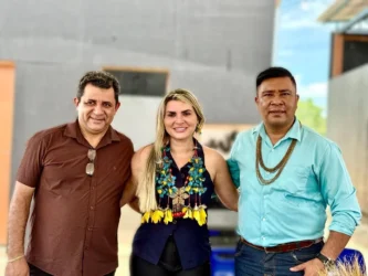 Prefeito de Tocantínia, João Alberto (E), mestranda e primeira-dama Sâmua Rosa (C) e secretário da Sepot, Ercivaldo Xerente (D)_Foto Cleide Veloso-Governo do Tocantins
