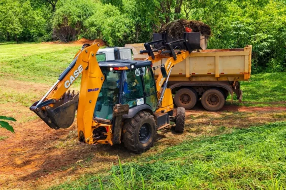 Prefeitura retira entulho localizado em área verde no setor Santa Barbara – Foto Divulgação