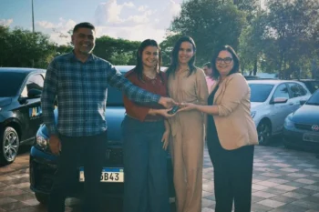 Secretária Anice Moura (de vermelho) e equipe técnica da Semed durante a entrega das chaves dos veículos – Foto Samuel Menezes