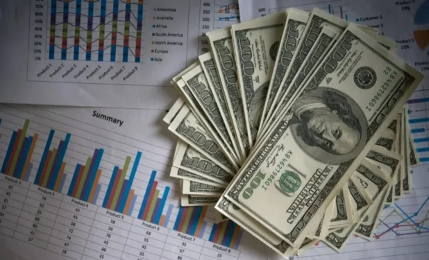 Dólar opera em baixa — Foto: Freepik