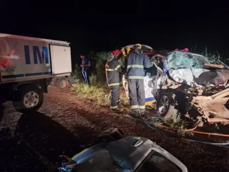 Carro da Secretaria de Saúde de Marianópolis fica destruído após acidente em que duas pessoas morreram e cinco ficaram feridas — Foto: Divulgação/Corpo de Bombeiros