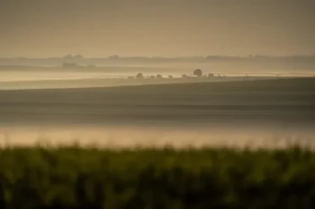 Frente fria vem associada a uma massa de ar frio, de origem polar, com força acima do normal para esta época do ano — Foto: Marcelo Curia
