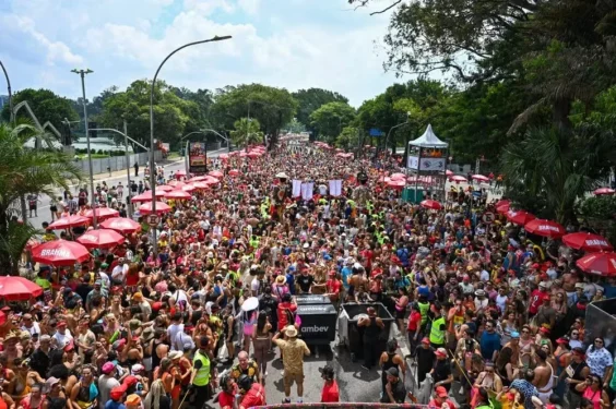 Foliões se divertem com o bloco Forrozin, comandado pela cantora Mariana Aydar, durante o carnaval de rua de São Paulo, no Parque do Ibirapuera. — Foto: ROBERTO SUNGI/ATO PRESS/ESTADÃO CONTEÚDO