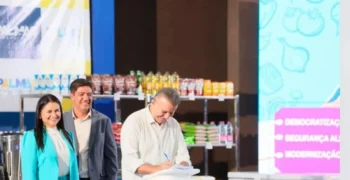 Prefeito Eduardo Siqueira Campos assina contrato para gestão da alimentação escolar (Foto: Francisco Barros/Secom)