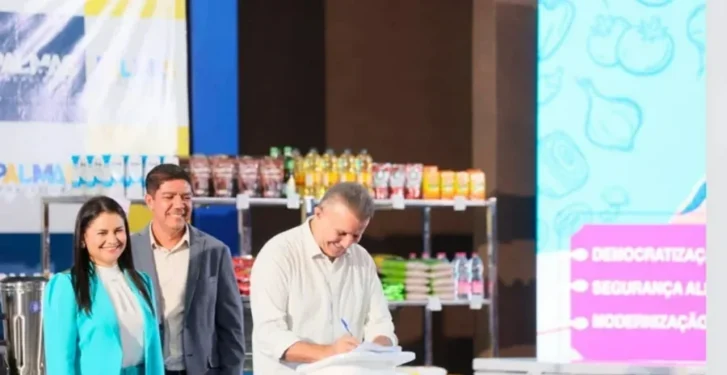 Prefeito Eduardo Siqueira Campos assina contrato para gestão da alimentação escolar (Foto: Francisco Barros/Secom)