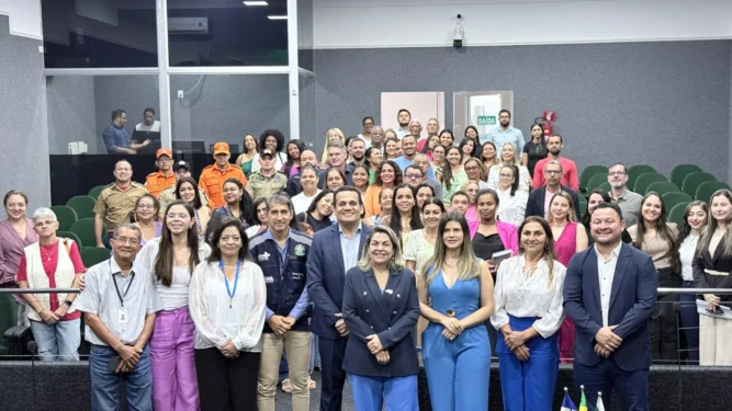 Autoridades e equipes de saúde participaram da breve cerimônia que marcou o início dos atendimentos da Unidade Móvel de Saúde da Mulher em Guaraí.