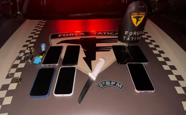 Com os suspeitos os militares encontraram 07 aparelhos celulares, além de uma arma branca utilizada na prática do delito. - Foto: ASCOM 2ºBPM