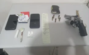 A PMTO localizou um simulacro de arma de fogo (tipo Airsoft) e uma porção de substância análoga à cocaína pesando cerca de 8 gramas. - Foto: Ascom 7°BPM