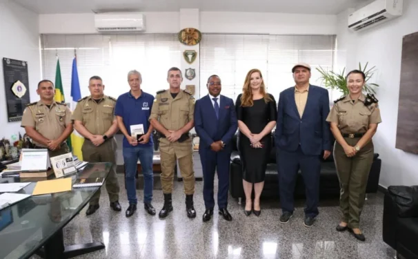 A PMTO recebeu comitiva internacional para fortalecer o GESPOL, programa da UFT que integra segurança pública e academia, promovendo cooperação acadêmica, desenvolvimento territorial e modernização da gestão policial. - Foto: Ascom PMTO