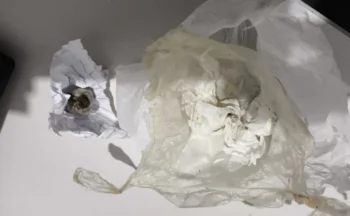 Dupla foi flagrada com porção semelhante à cocaína - Foto: Divulgação 3º BPM