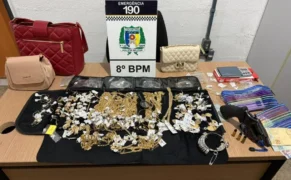 Ação conjunta resultou na apreensão de centenas de peças de ouro, pedras preciosas e uma arma de fogo - Foto: Ascom º BPM f