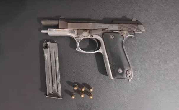 Arma de fogo carregada com seis munições apreendida pela equipe policial - Foto: Divulgação 3º BPM