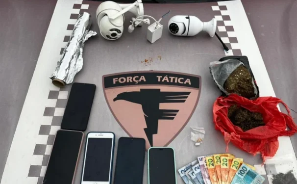 Ao todo foram presos seis indivíduos, sendo cinco homens — dois de 19 anos, um de 27 anos e outros de 32 e 42 anos — e uma mulher de 31 anos. - Foto: Ascom 7ª CIPM