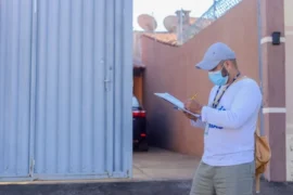 Agentes de Combate Endemias realizam visitas domiciliares para averiguação e destruição de possíveis focos e orientação da população - Semus