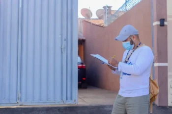 Agentes de Combate Endemias realizam visitas domiciliares para averiguação e destruição de possíveis focos e orientação da população - Semus