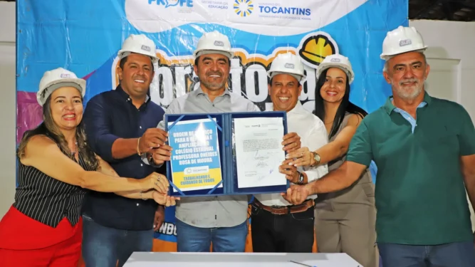 O governador Wanderlei Barbosa e o secretário de Estado da Educação, Fábio Vaz, durante a assinatura da ordem de serviço para a reforma do Colégio Estadual Professora Oneides Rosa de Moura, em Palmeirópolis. Crédito: Esequias Araújo/Governo do Tocantins