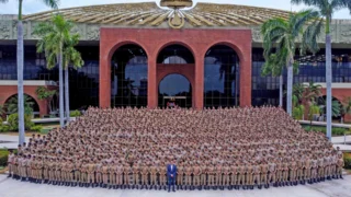 Governador Wanderlei Barbosa com novos aprovados do concurso da Polícia Militar (Foto:Tomaz Neto/Governo do Tocantins)