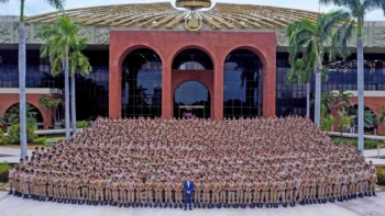 Governador Wanderlei Barbosa com novos aprovados do concurso da Polícia Militar (Foto:Tomaz Neto/Governo do Tocantins)