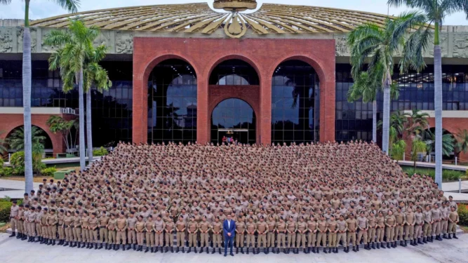 Governador Wanderlei Barbosa com novos aprovados do concurso da Polícia Militar (Foto:Tomaz Neto/Governo do Tocantins)