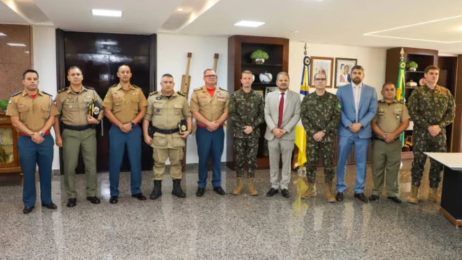 Autoridades civis e militares discutem ações conjuntas de segurança e planejamento estratégico em encontro no Gabinete do Governador. Foto: Antonio Gonçalves/Governo do Tocantins