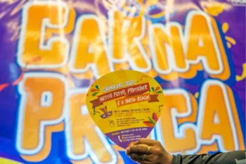 CarnaPraça recebeu equipe da Seciju que entregou material de conscientização para comerciantes e foliões. Créditos: Rafael Rabelo/Governo do Tocantins