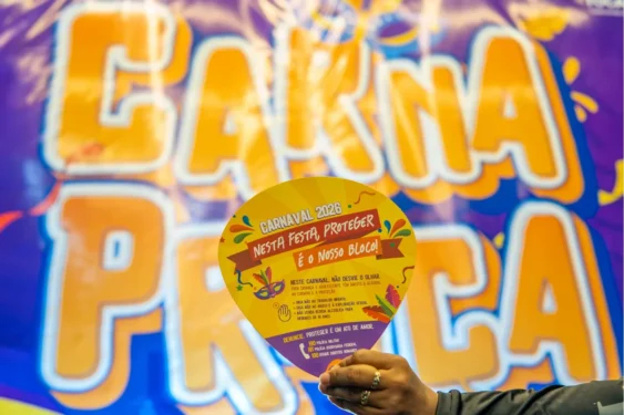 CarnaPraça recebeu equipe da Seciju que entregou material de conscientização para comerciantes e foliões. Créditos: Rafael Rabelo/Governo do Tocantins