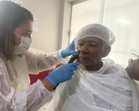 Pacientes internados no Hospital Regional de Porto Nacional participaram do Dia da Beleza, com cortes de cabelo e barba que ajudaram a elevar a autoestima durante a internação