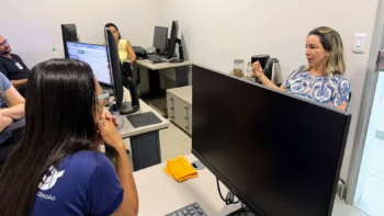 Presidente da Jucetins, Raquel Borges, conversa com servidores da Regional de Gurupi - Foto: Philipe Ramos/Governo do Tocantins